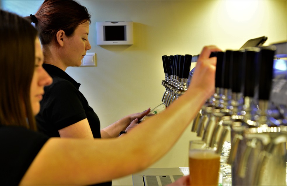 The beertaps in operation in Rizmajer Beerhouse, Budapest - Pubtourist