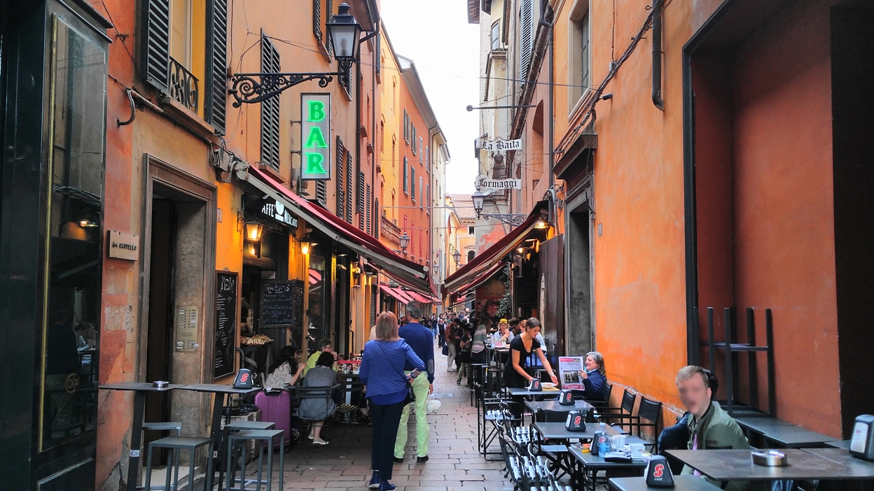 The small side streets of Bologna - Pubtourist